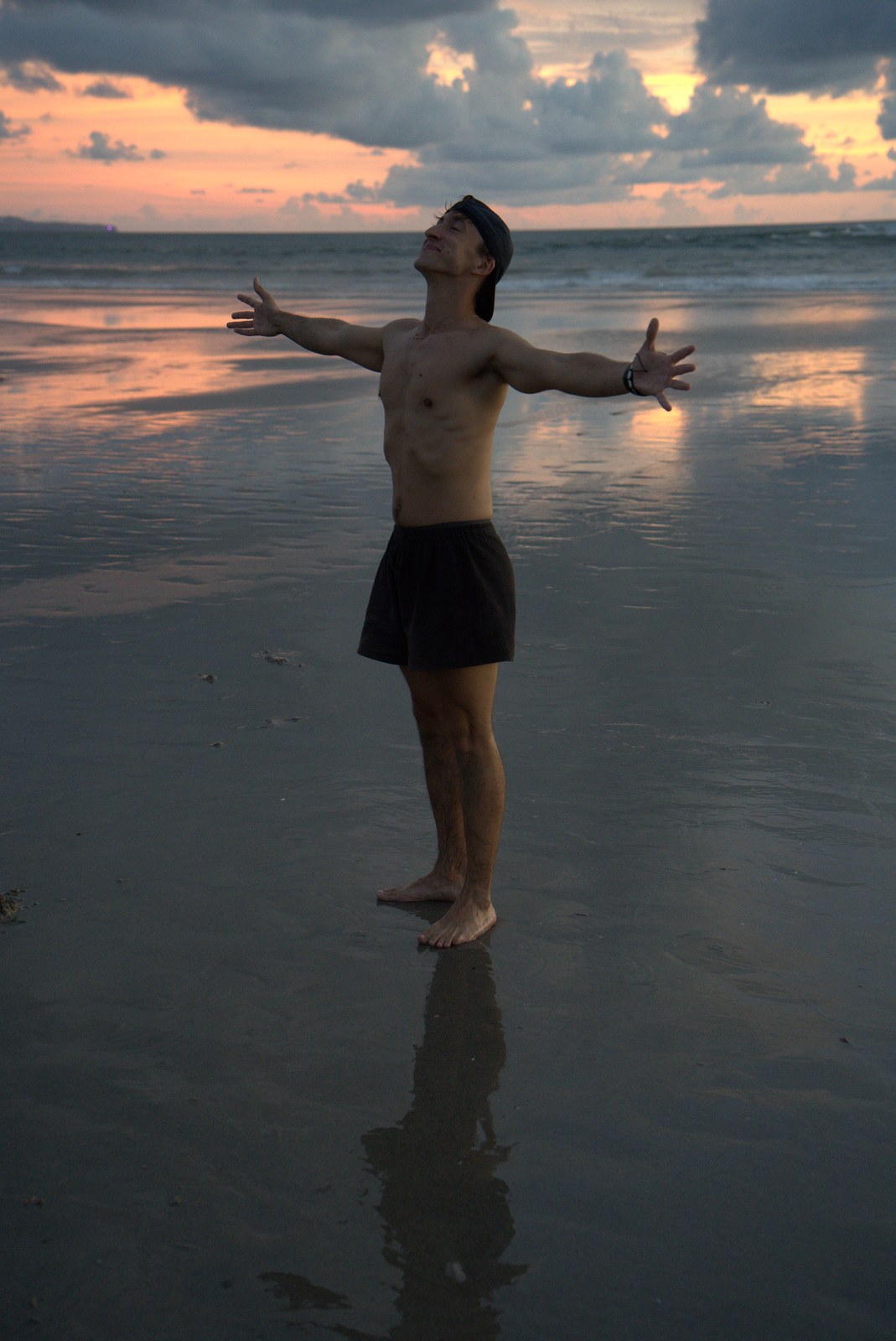 Carlos Consuegra en la playa al atardecer